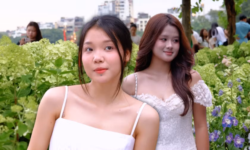 Không chỉ cẩm tú cầu xanh gây sốt, giới trẻ mê đắm Hồ Gươm mỗi mùa "thay hoa"