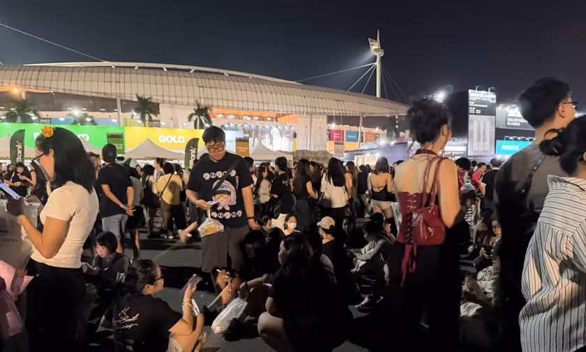 Concert BIGBANG ở Hà Nội: "CAT 6" đông nghịt, phe vé hỏi mua vé ngược từ fan