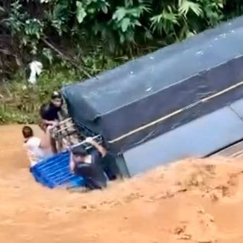 Nhân chứng vụ xe tải bị lũ cuốn trôi: Tôi cảnh báo mà tài xế vẫn lấy đà phóng qua suối