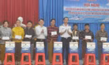 Bộ Tư lệnh Vùng Cảnh sát biển 3 trao tặng cờ Tổ quốc cho ngư dân.