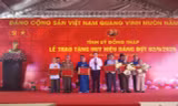 Bí thư Tỉnh uỷ Đồng Tháp Lê Quốc Phong trao Huy hiệu Đảng cho các Đảng viên cao niên.