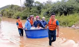 Đường ngập sâu, học sinh một số điểm trường ở Lâm Đồng tạm thời nghỉ học
