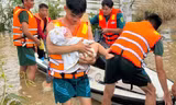 Mô tô nước cứu nhiều người già và trẻ em khỏi vùng ngập sâu 