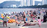 Biển Nha Trang ken đặc người, các ngả đường đi Đà Lạt kẹt cứng