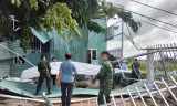 Lực lượng chức năng hỗ trợ người dân khắc phục hậu quả.