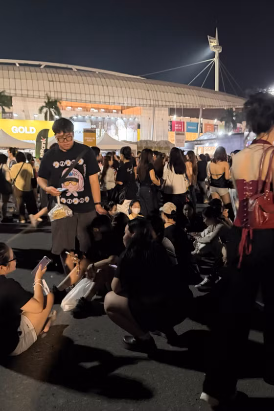 Concert BIGBANG ở Hà Nội: "CAT 6" đông nghịt, phe vé hỏi mua vé ngược từ fan