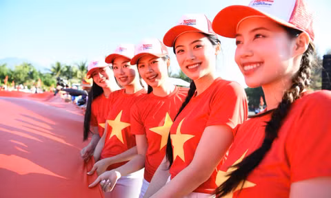 Dàn người đẹp Hoa hậu Việt Nam 2024 dự Lễ Thượng cờ tại Khu tưởng niệm Gạc Ma
