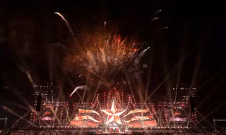 Concert Sao Nhập Ngũ: Khán giả ngỡ ngàng khi "sít-rịt" nối "sít rịt" xuất hiện