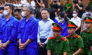 Vì sao Shark Bình không mặc trang phục bị cáo khi ra hầu tòa sáng nay?