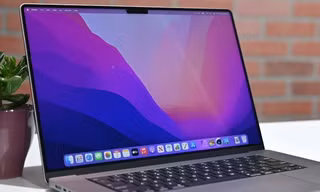 MacBook Pro OLED sắp xuất hiện, Apple chuẩn bị động thái mới vào tháng 11 tới