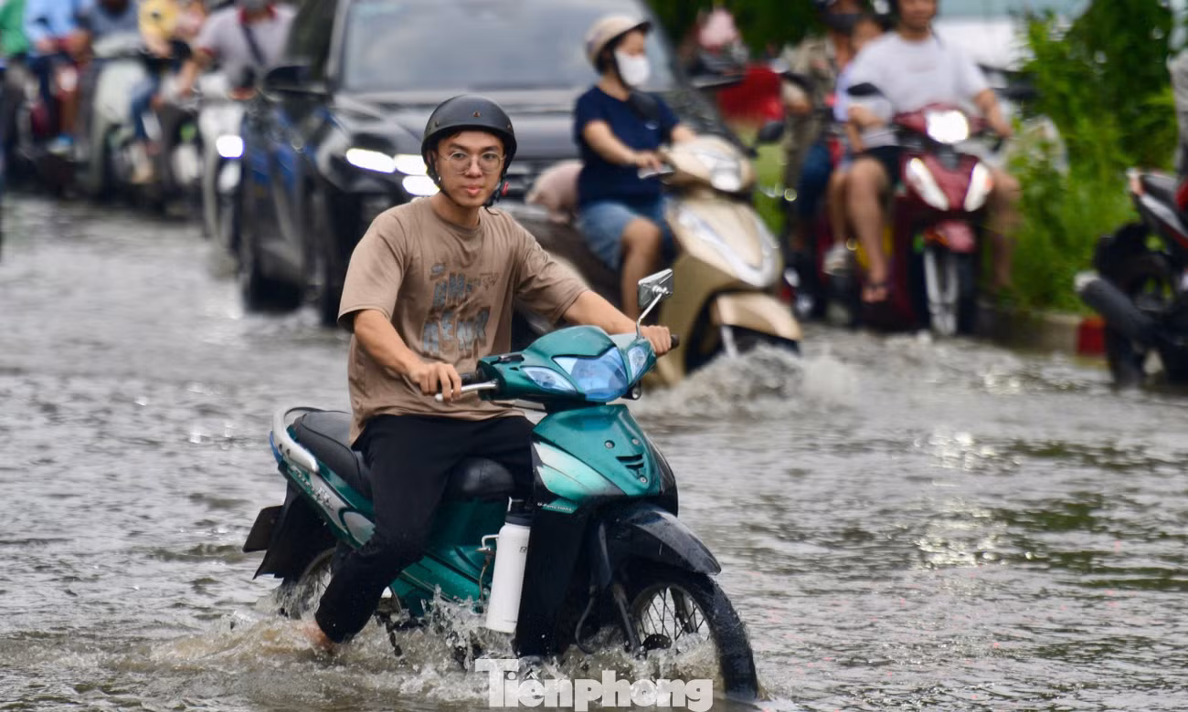Nhiều tuyến đường ở TPHCM ngập sâu do triều cường