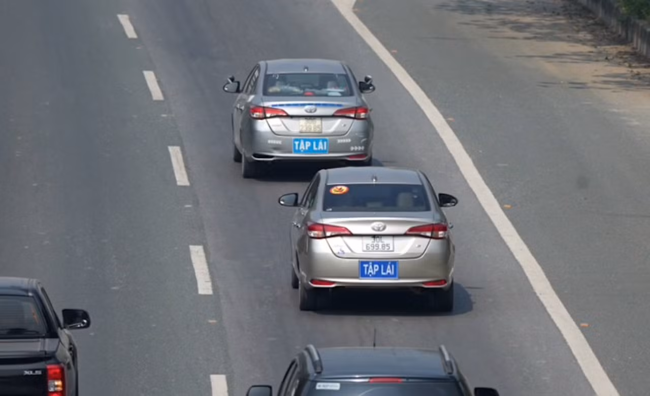 Xe tập lái trên cao tốc: Đánh cược sinh mạng vào những 'tay lái non'
