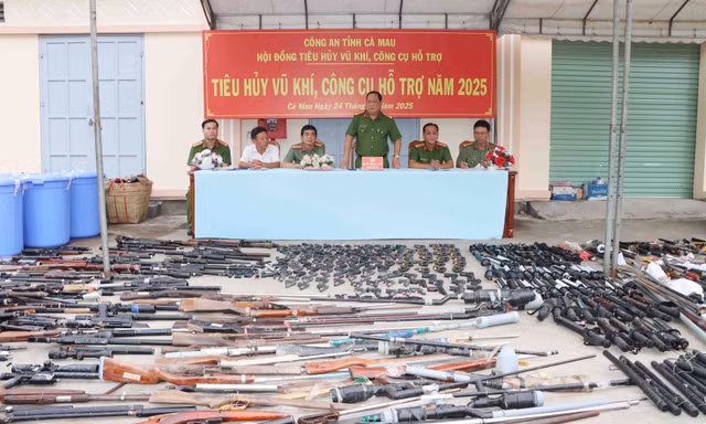 Cà Mau tiêu hủy hàng trăm vũ khí, đồ chơi nguy hiểm
