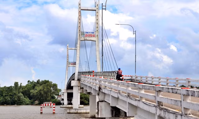 Cầu treo ở Cà Mau xuống cấp phải sửa trong tháng 8