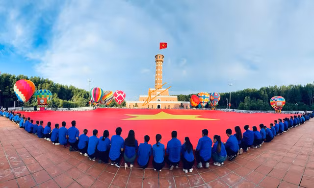 Lễ chào cờ đặc biệt ở Đất Mũi với lá cờ hơn 2.000m² lập Kỷ lục Việt Nam