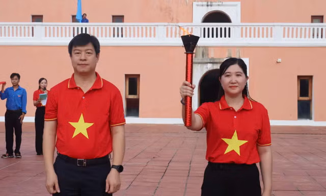 Thiêng liêng lễ chào cờ ‘Tôi yêu tổ quốc tôi’ tại cột cờ Hà Nội – Mũi Cà Mau