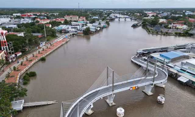 Tin mới vụ cầu chữ S ở Cà Mau bị sà lan đâm lệch