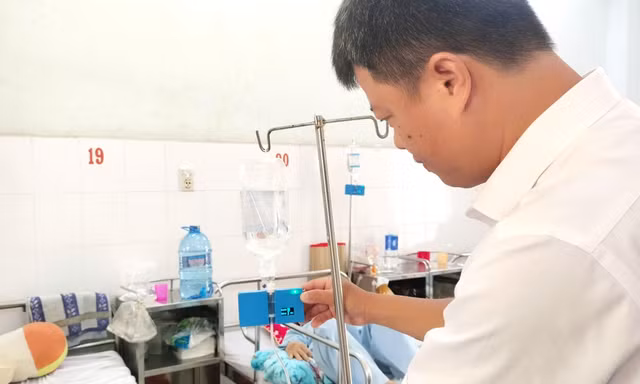 Máy đếm số giọt dịch truyền ‘made in Cà Mau’ giá rẻ, giảm áp lực cho điều dưỡng