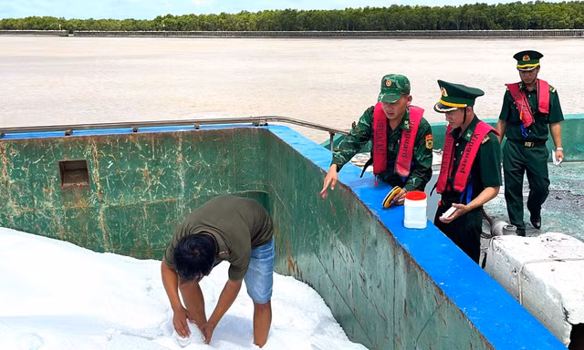 Bắt giữ sà lan chở hơn 400 tấn phân Urê không rõ nguồn gốc