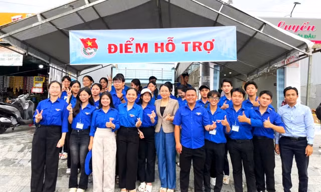Khách hành hương gửi lời cảm ơn thanh niên tình nguyện Cà Mau sau Lễ tuyên phong chân phước
