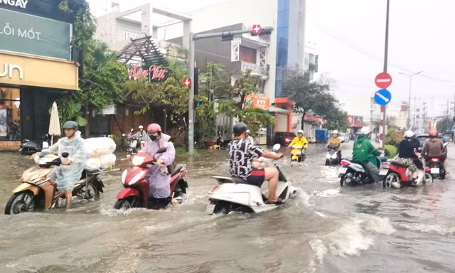 Cà Mau: Bến xe ngập sâu, nhiều tuyến đường nội ô mênh mông nước