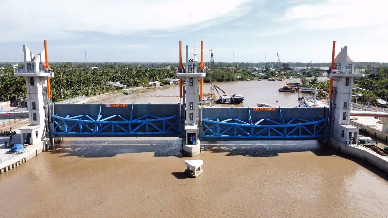 Dự án kiểm soát nguồn nước bờ Nam sông Hậu giai đoạn 1 và 2 giúp giảm thiểu hạn mặn, ngập úng, nâng cao sản xuất và đời sống người dân TP Cần Thơ.