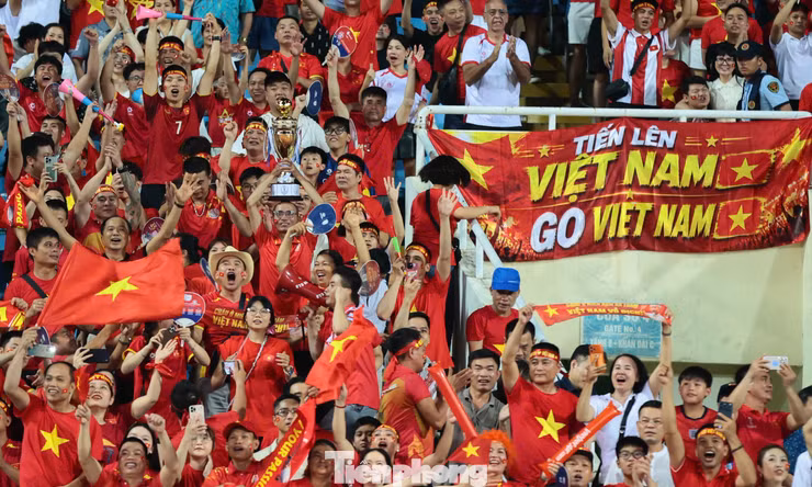 90 phút từ thót tim đến vỡ òa cùng tuyển Việt Nam