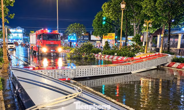 Mưa to, gió giật đổ sập cổng chào cao 5m ở TPHCM