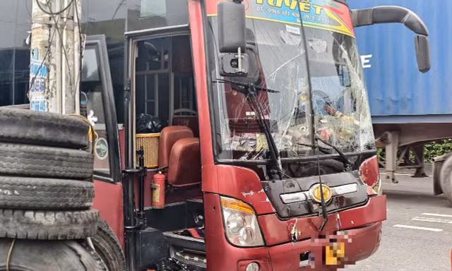 Xe giường nằm chở 20 khách tông liên hoàn 4 ô tô trước chợ Thủ Đức