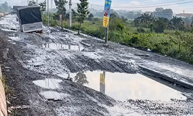 Đường huyết mạch đầy 'ổ voi' sau mưa to và triều cường, Tây Ninh xử lý thế nào?