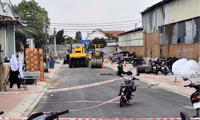Đang thổi bụi, một người đàn ông bị xe lu cán tử vong tại chỗ