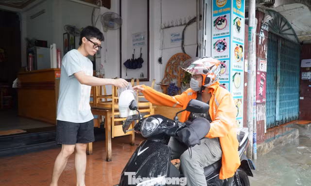 TPHCM ngập sâu, shipper chật vật 'đạp sóng' giao cơm cho khách