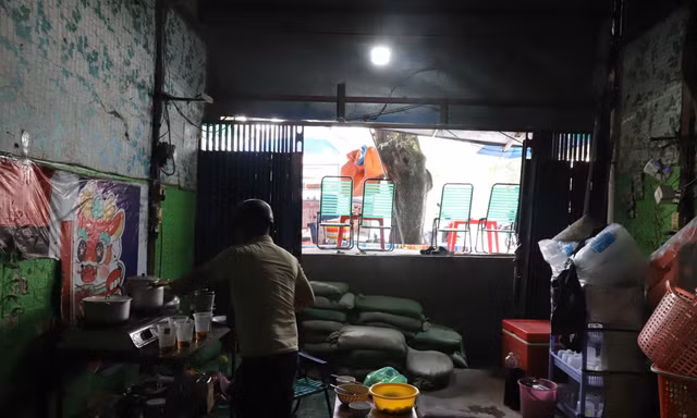 Mặt đường nâng cao hơn 1 m, nhà dân hai bên thành 'hầm tối'