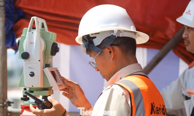 Kỹ sư nín thở căn chỉnh, ép vòm thép 3.400 tấn khớp từng li trên sông Sài Gòn