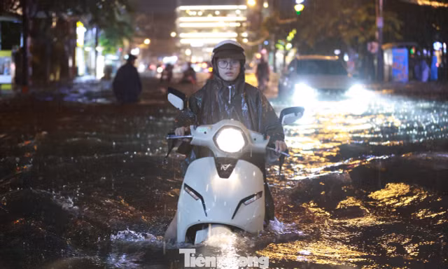 Mưa chưa dứt ở TPHCM, triều cường tiếp tục dâng cao
