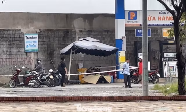 Người đàn ông tử vong bất thường sau khi vào cửa hàng xăng dầu trú mưa 