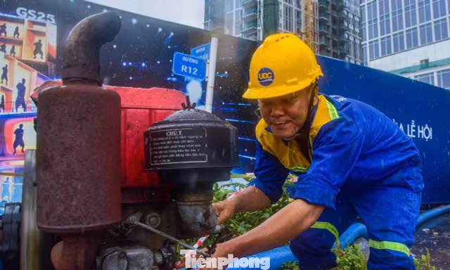 Công nhân dầm mưa bơm nước 'giải cứu' ngập chân cầu Ba Son