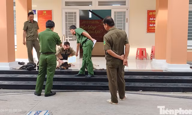 Va chạm giữa đường làm lộ bí mật trong bao tải của hai người đàn ông