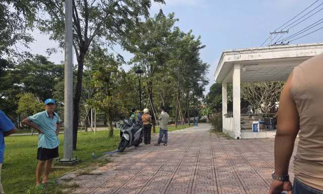 Nửa ngày sau va chạm với xe máy, người đàn ông tử vong trong công viên