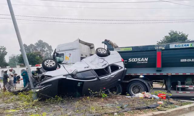 Xe ben đâm lật ô tô, 7 người thương vong ở TPHCM