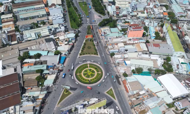 Người dân thuê xe xúc tháo dỡ nhà để mở rộng đường huyết mạch nối TPHCM - Tây Ninh
