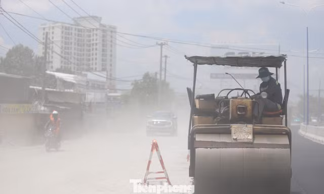 Đường cao hơn nhà một mét, người dân Quốc lộ 13 'kêu trời'