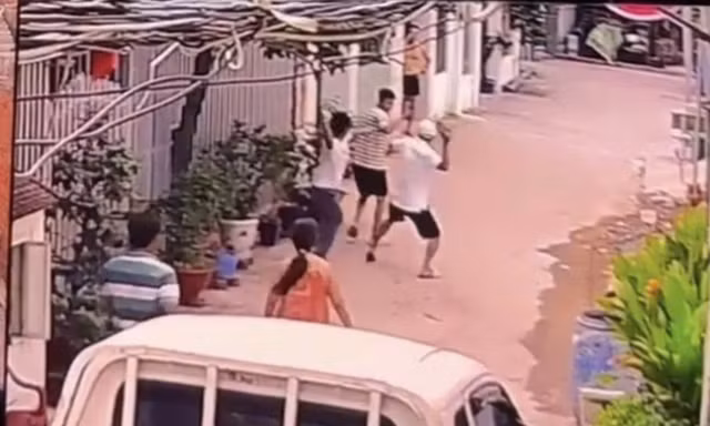 Tài xế taxi công nghệ bị tấn công vì viết chữ lên ô tô tải đậu chắn lối đi trong hẻm