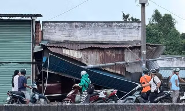 Ô tô gây tai nạn liên hoàn rồi lao vào nhà dân, một người tử vong 
