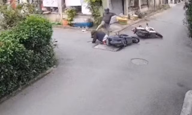 Công an vào cuộc vụ người đàn ông đạp vào đầu cô gái sau va chạm giao thông