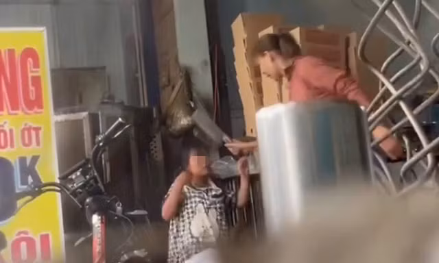 Người phụ nữ dùng chổi đánh tới tấp, cầm dao đe dọa con gái 12 tuổi 