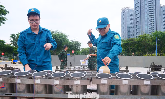 Cận cảnh trận địa 1.200 quả pháo hoa tầm cao chờ khai hỏa ở TPHCM