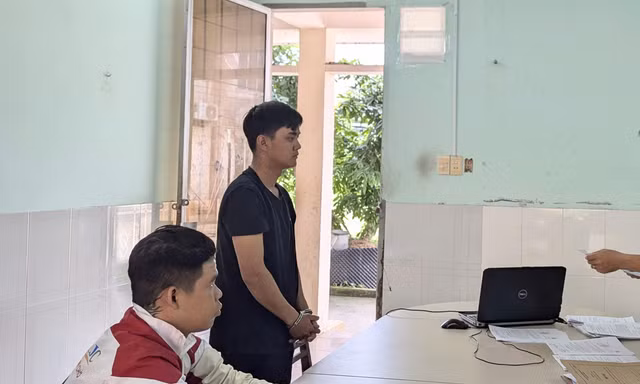 Thấy công an đến, hai người trong nhà vội bỏ chạy 