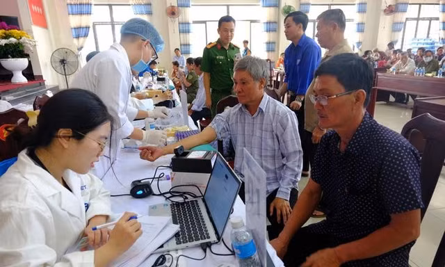 Lấy mẫu ADN hai người nhận là em ruột của liệt sĩ Huỳnh Văn Quên