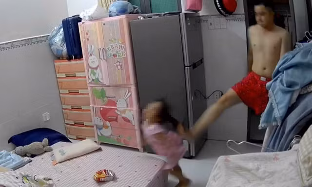 [Clip] Bé gái 3 tuổi ở TPHCM bị chồng hờ của mẹ đánh đập, bóp cổ gây phẫn nộ 